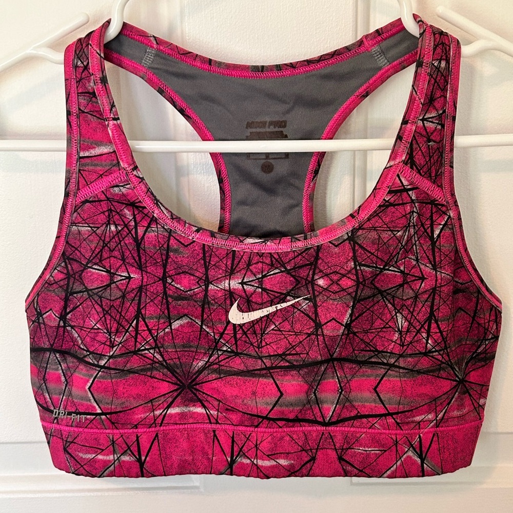 Nike, sports bra used but still in good condition, size Medium.